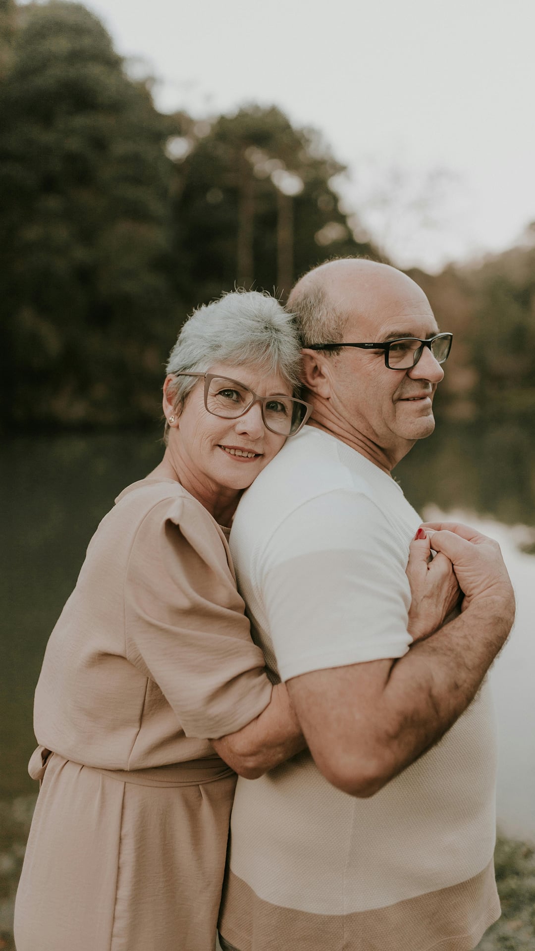 Couple mature souriant ensemble